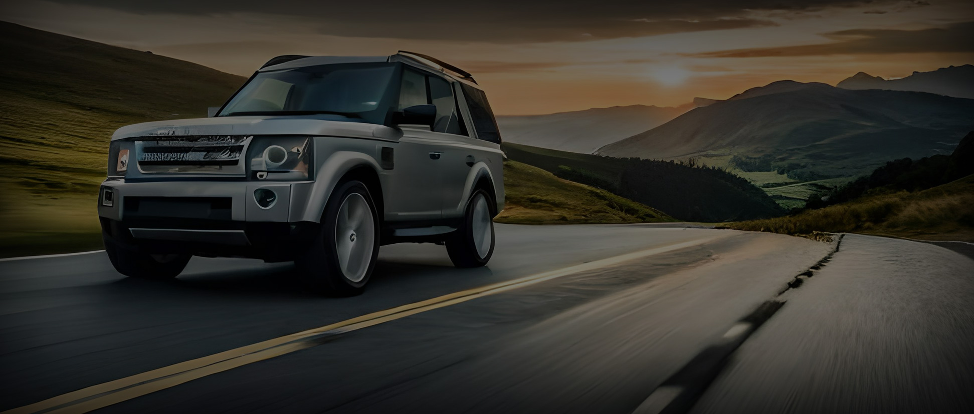 Land Rover en mouvement sur une route montagneuse au coucher du soleil