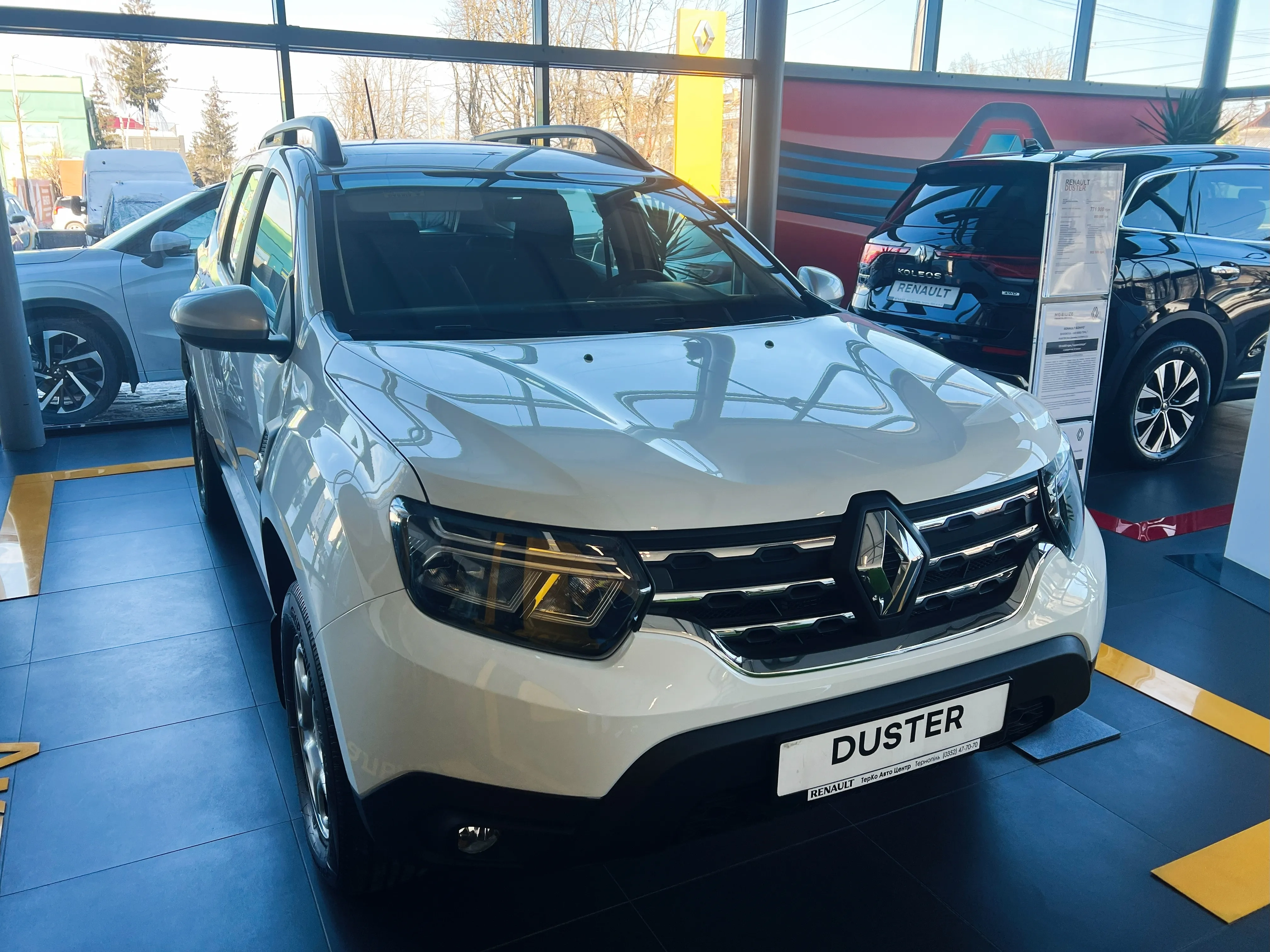  Voiture de sport blanche &eacute;l&eacute;gante avec des jantes noires styl&eacute;es et un design moderne