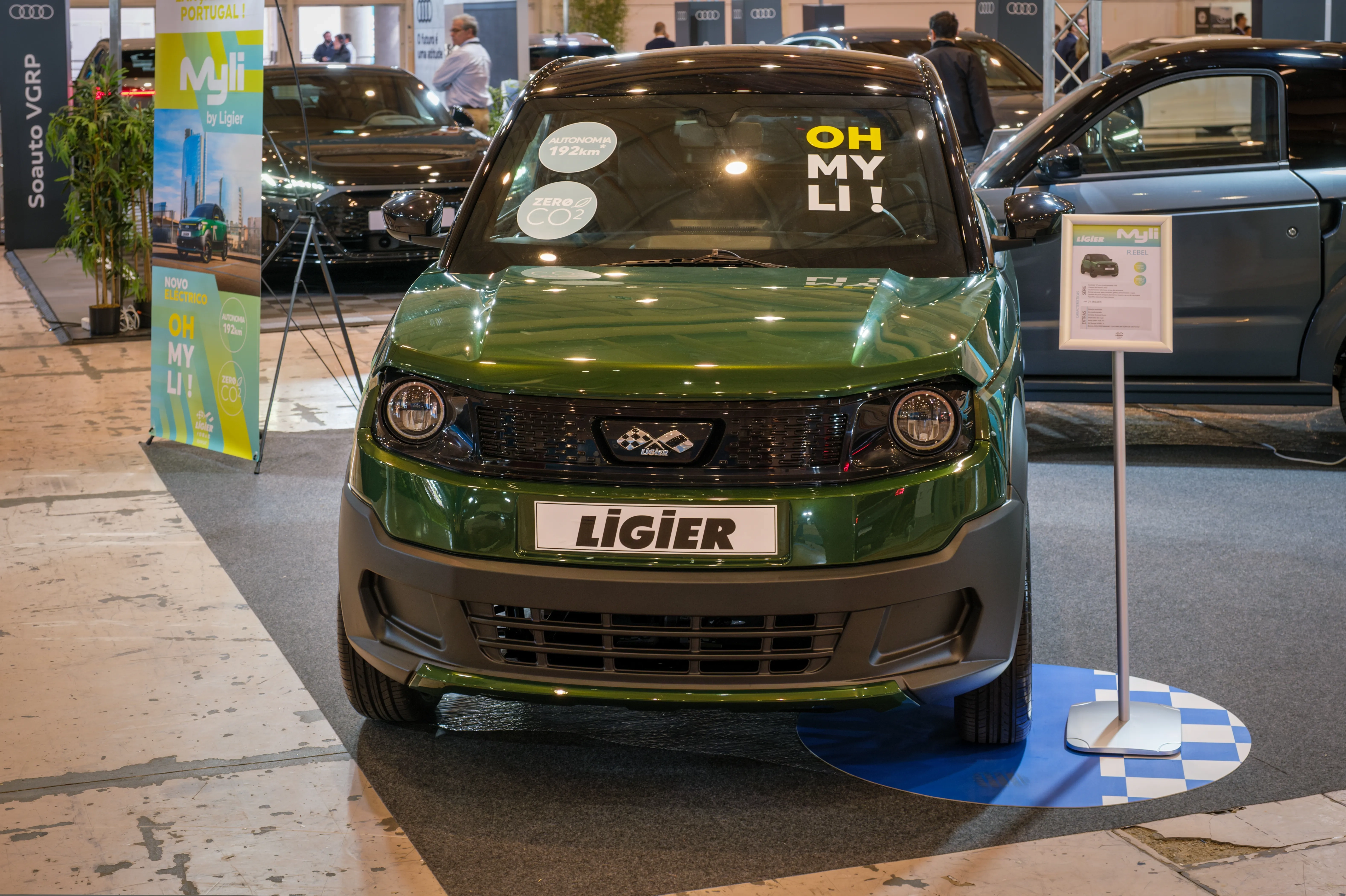 Gros plan sur une roue de voiture au design moderne, montrant de la neige sur le pneu